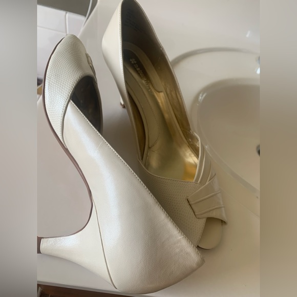 Naturalizer Peep Toes Pump Shoes. Women. Cream and Gold. Size 8.5 M. - Picture 9 of 10
